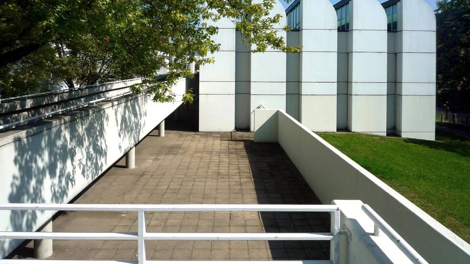 Bauhaus-Archiv, Museum für Gestaltung. Klingelhöfer Str. 14, 10785 Berlin. Fertiggestellt 1979 nach einem modifizierten Entwurf, den Walter Gropius 1964 ursprünglich für einen Standort in Darmstadt geliefert hatte. Seit 1997 unter Denkmalschutz. OBJ-Dok-Nr.: 090 50 377. Ansicht von Westen.