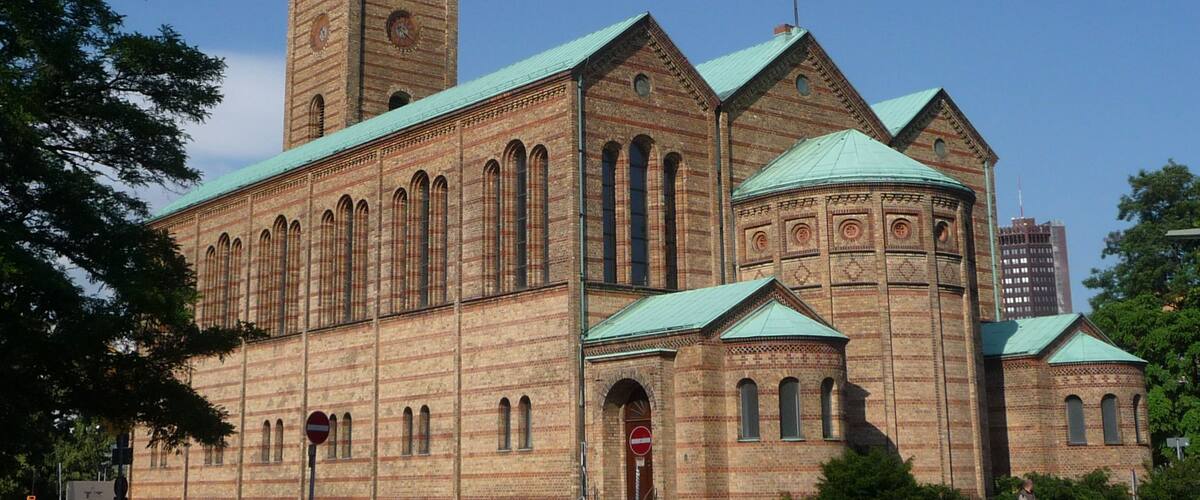 Die evangelische St. Matthäuskirche steht als einziger historischer Bau mitten im Kulturforum.
