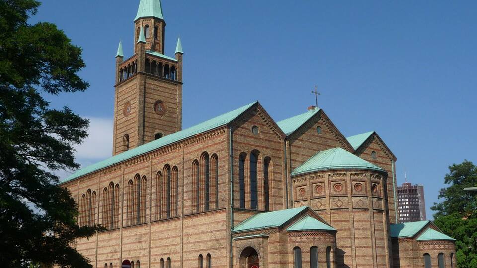 Die evangelische St. Matthäuskirche steht als einziger historischer Bau mitten im Kulturforum.