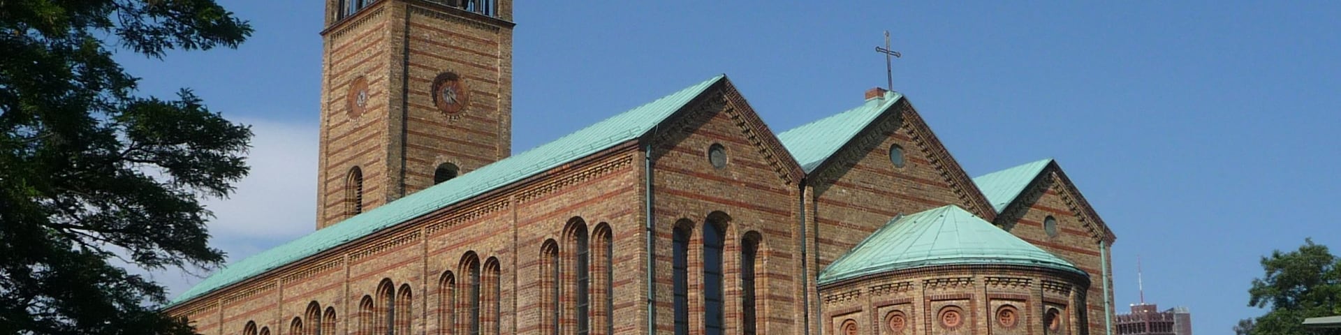 Die evangelische St. Matthäuskirche steht als einziger historischer Bau mitten im Kulturforum.