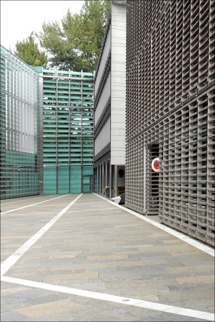 La cour intérieure Cinq pays scandinaves : Danemark, Suède, Finlande, Islande, Norvège, ont décidé de regrouper leurs Ambassades à Berlin au sein d'un complexe architectural commun. Plusieurs architectes ont collaboré à la conception et à la réalisation des bâtiments. Le concept général a été élaboré par le bureau austro-finlandais Berger § Parkinnen. Une barrière en lamelles de cuivre entoure les édifices. Berlin en ligne www.berlin-en-ligne.com/monuments_bot_nord.php site MIMOA www.mimoa.eu/projects/Germany/Berlin/The%20Embassies%20of...