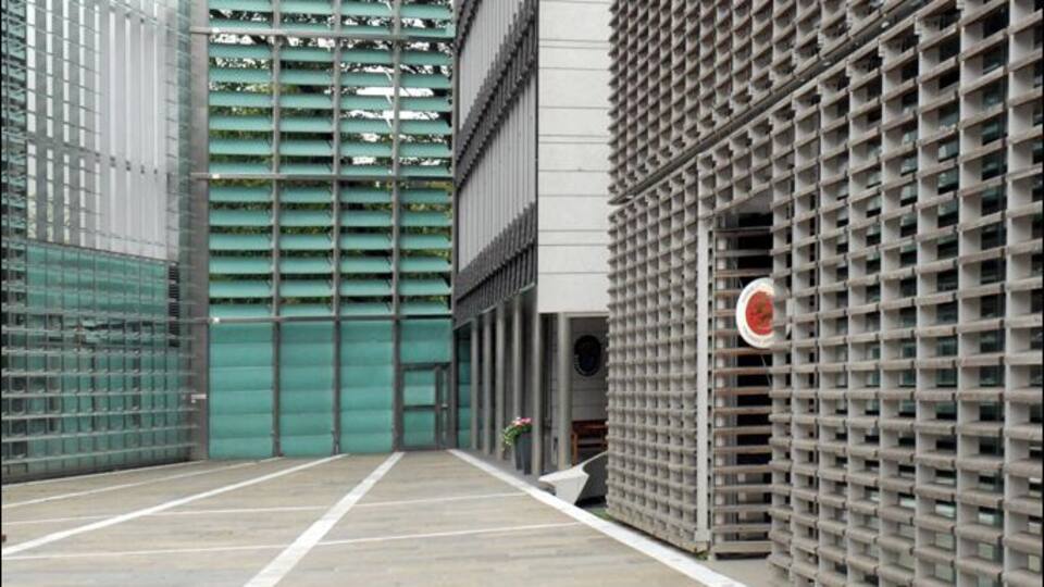 La cour intérieure Cinq pays scandinaves : Danemark, Suède, Finlande, Islande, Norvège, ont décidé de regrouper leurs Ambassades à Berlin au sein d'un complexe architectural commun. Plusieurs architectes ont collaboré à la conception et à la réalisation des bâtiments. Le concept général a été élaboré par le bureau austro-finlandais Berger § Parkinnen. Une barrière en lamelles de cuivre entoure les édifices. Berlin en ligne www.berlin-en-ligne.com/monuments_bot_nord.php site MIMOA www.mimoa.eu/projects/Germany/Berlin/The%20Embassies%20of...