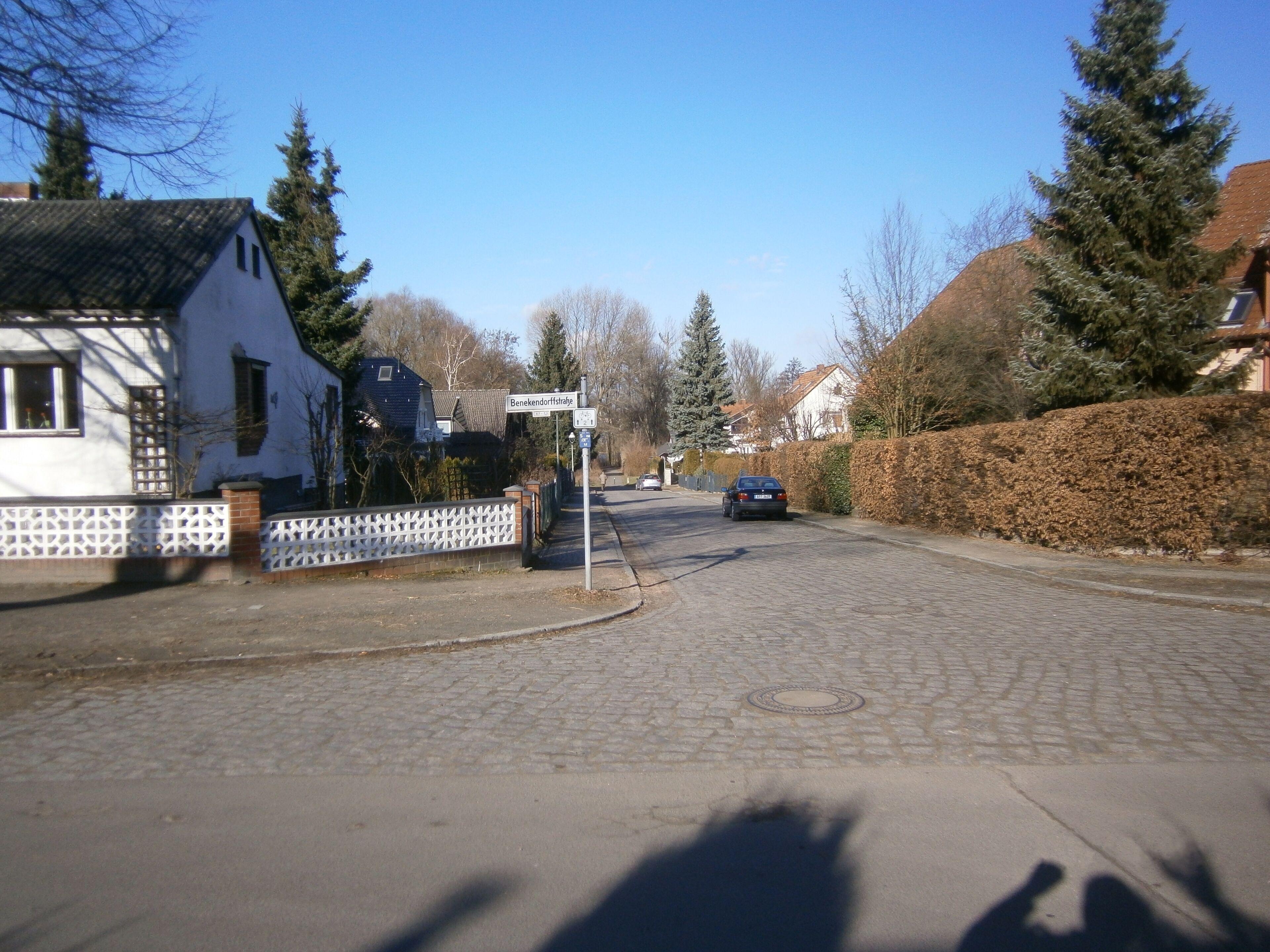 Büchenbronner Steig und Benekendorffstraße sind eine Straße in Berlin-Lübars und Berlin-Waidmannslust. Hier der Blick von der Straßenkreuzung in den Büchenbronner Steig nordwärts über die Kreuzung hinweg nach Berlin-Waidmannslust: linke Bildseite, und Berlin-Lübars: rechte Bildseite..