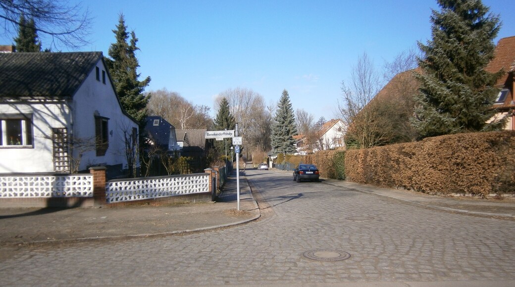 Büchenbronner Steig und Benekendorffstraße sind eine Straße in Berlin-Lübars und Berlin-Waidmannslust. Hier der Blick von der Straßenkreuzung in den Büchenbronner Steig nordwärts über die Kreuzung hinweg nach Berlin-Waidmannslust: linke Bildseite, und Berlin-Lübars: rechte Bildseite..