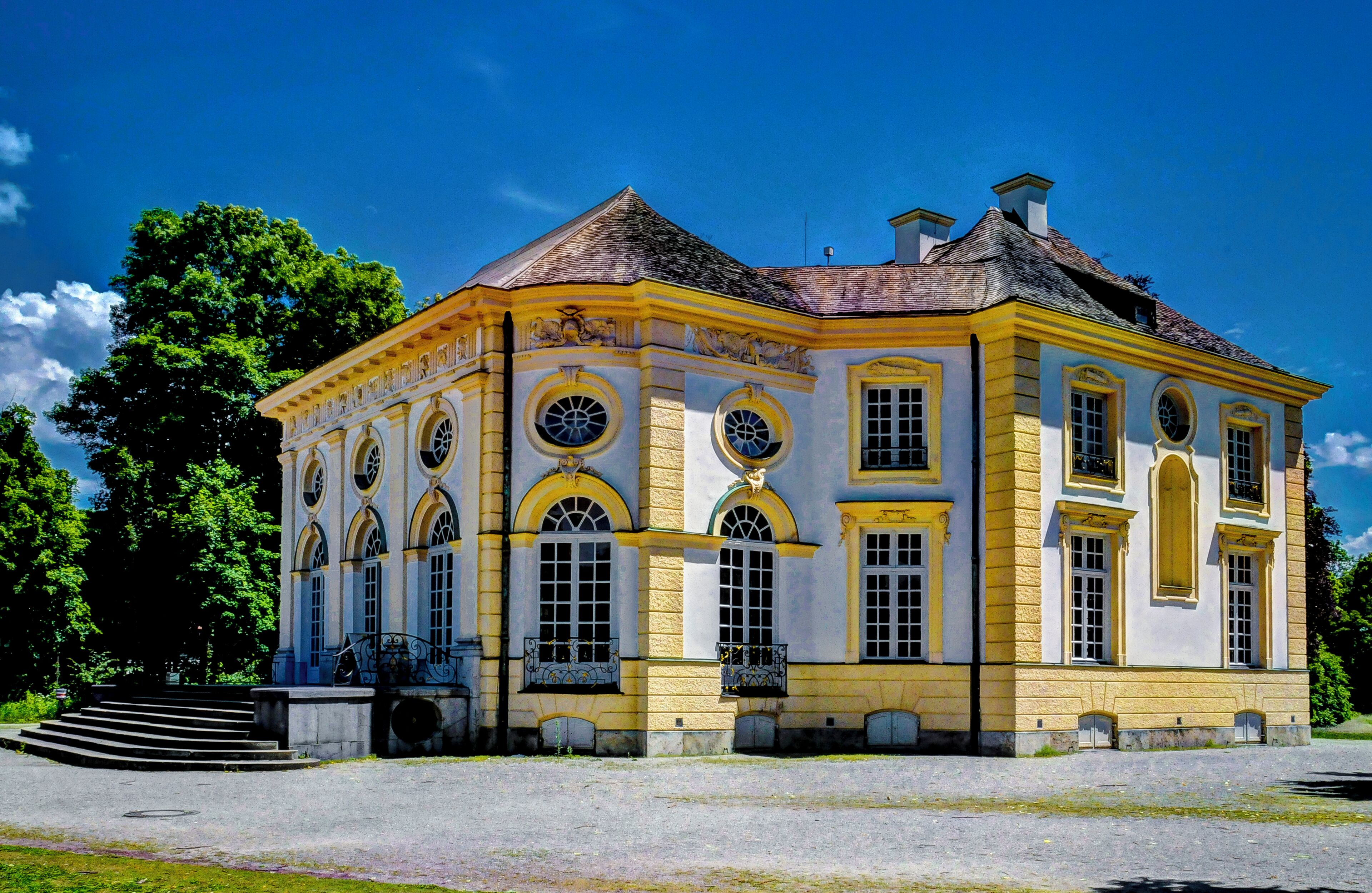 Die Badeburg wurde zwischen 1718 und 1721 vom Architekten Joseph Effner als Lustschloss für Kurfürst Max Emanuel von Bayern geschaffen. The bathing castle was created from 1718 to 1721 by architect Joseph Effner as a pleasure lodge for Elector Max Emanuel of Bavaria