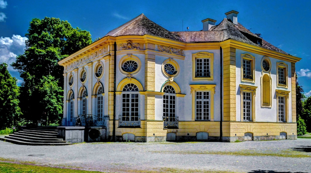 Die Badeburg wurde zwischen 1718 und 1721 vom Architekten Joseph Effner als Lustschloss für Kurfürst Max Emanuel von Bayern geschaffen. The bathing castle was created from 1718 to 1721 by architect Joseph Effner as a pleasure lodge for Elector Max Emanuel of Bavaria