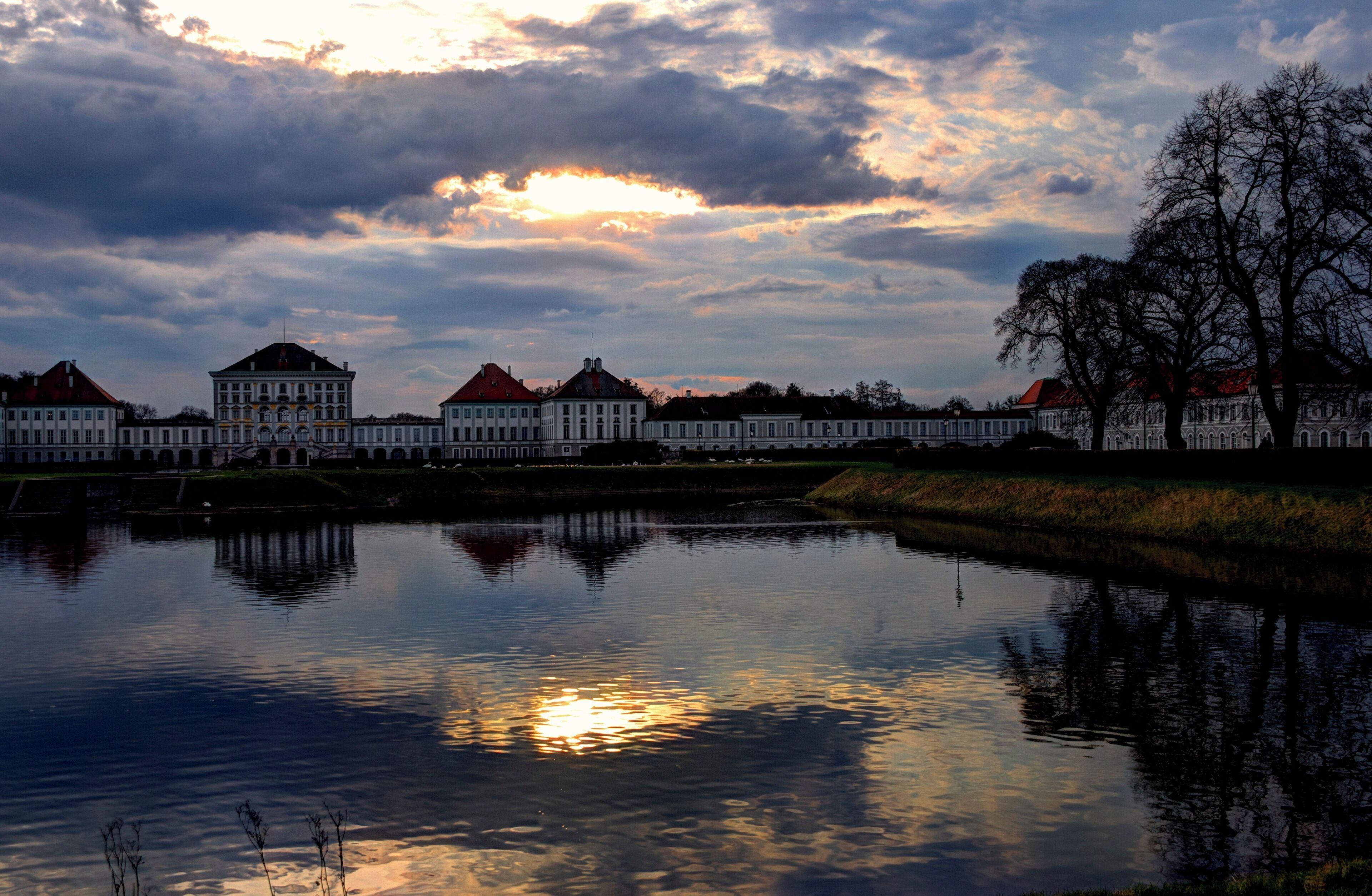 Die Schlossanlage kurz nach Sonnenuntergang. The palace complex just after sunset.