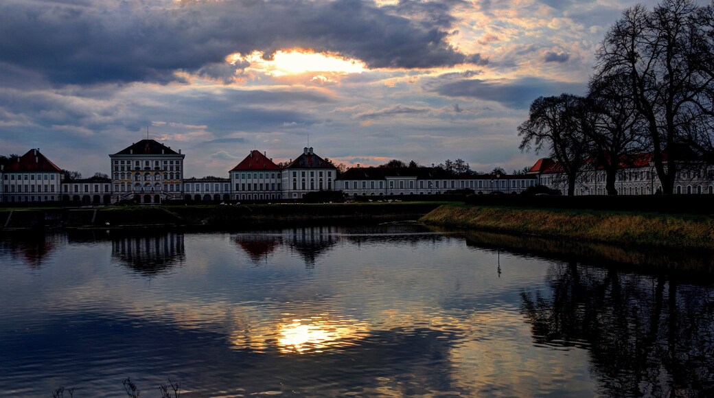 Die Schlossanlage kurz nach Sonnenuntergang. The palace complex just after sunset.