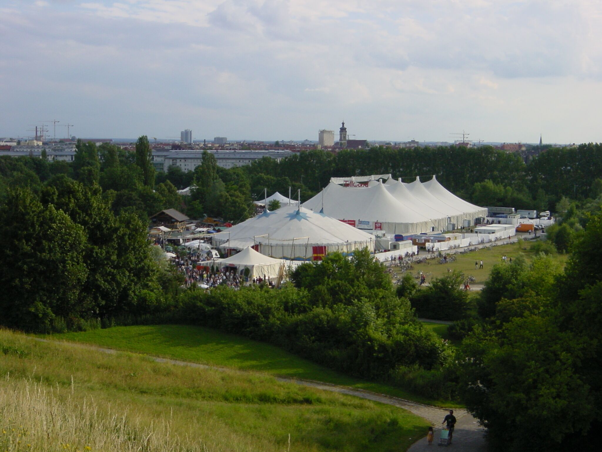 Das Zelt vom Tollwood-Festival Sommer 2001