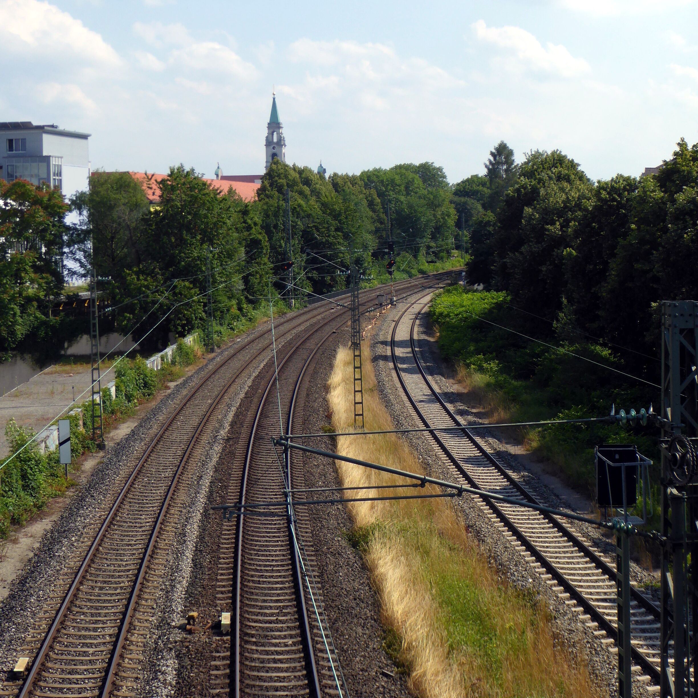 München-Sendling, Bahnstrecke nach Holzkirchen. Von rechts mündet die Sendlinger Spange ein. Im Hintergrund die neue Margarethenkirche.