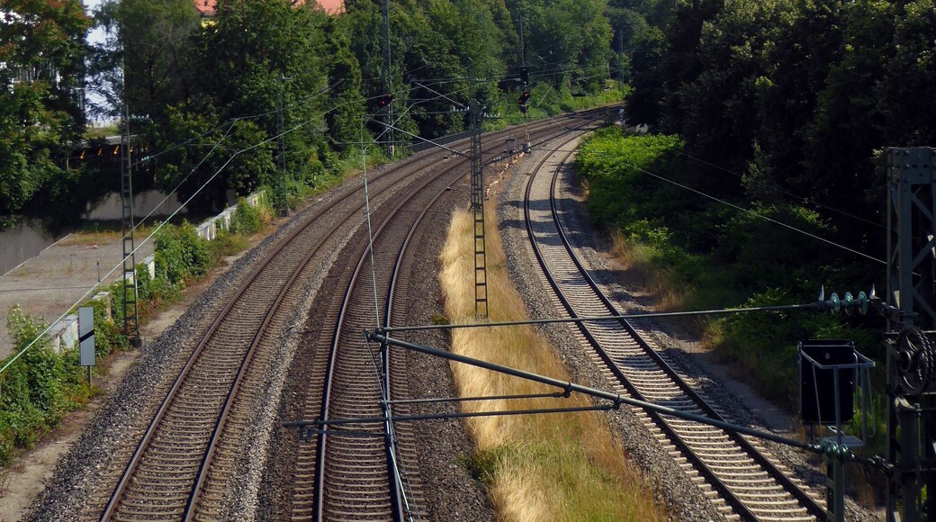 München-Sendling, Bahnstrecke nach Holzkirchen. Von rechts mündet die Sendlinger Spange ein. Im Hintergrund die neue Margarethenkirche.