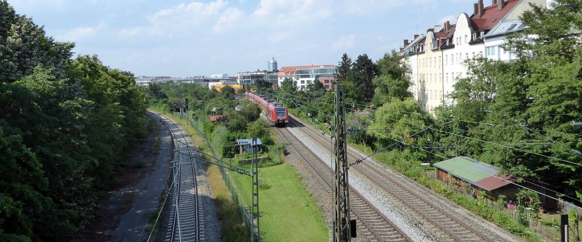München-Sendling, Bahnstrecke nach Holzkirchen. Nach links zweigt die Sendlinger Spange nach Pasing ab.
