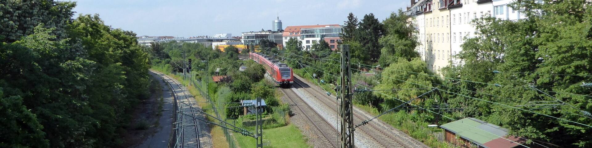 München-Sendling, Bahnstrecke nach Holzkirchen. Nach links zweigt die Sendlinger Spange nach Pasing ab.