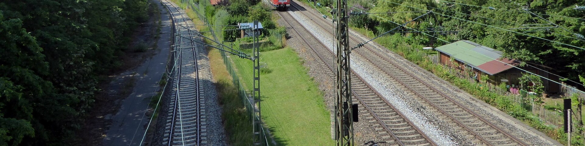 München-Sendling, Bahnstrecke nach Holzkirchen. Nach links zweigt die Sendlinger Spange nach Pasing ab.