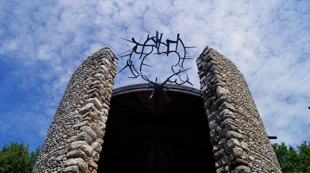 Situado a cerca de 15 Km de Munique, Dachau é facilmente alcançado por trem numa viagem de cerca de 20 minutos. Na chegada há ônibus que deixam o visitante na entrada do campo. Os pontos altos da visita são os alojamentos, os fornos crematórios, as salas de gás e o museu. Visita triste mas obrigatória.
#Dachau
