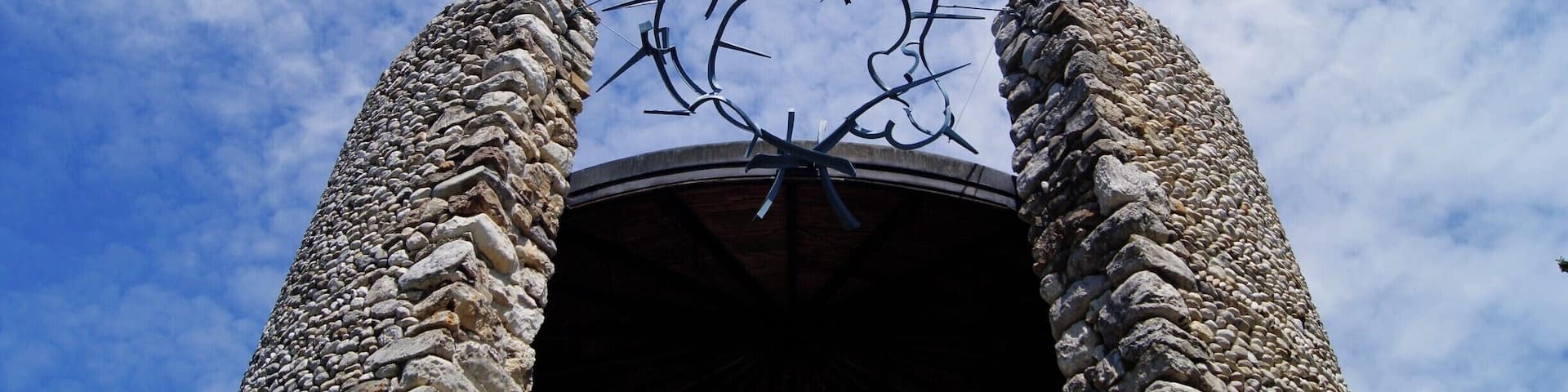 Situado a cerca de 15 Km de Munique, Dachau é facilmente alcançado por trem numa viagem de cerca de 20 minutos. Na chegada há ônibus que deixam o visitante na entrada do campo. Os pontos altos da visita são os alojamentos, os fornos crematórios, as salas de gás e o museu. Visita triste mas obrigatória.
#Dachau