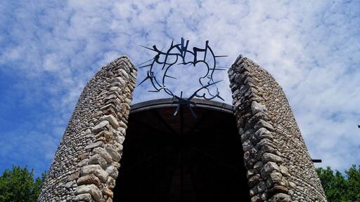 Situado a cerca de 15 Km de Munique, Dachau é facilmente alcançado por trem numa viagem de cerca de 20 minutos. Na chegada há ônibus que deixam o visitante na entrada do campo. Os pontos altos da visita são os alojamentos, os fornos crematórios, as salas de gás e o museu. Visita triste mas obrigatória.
#Dachau