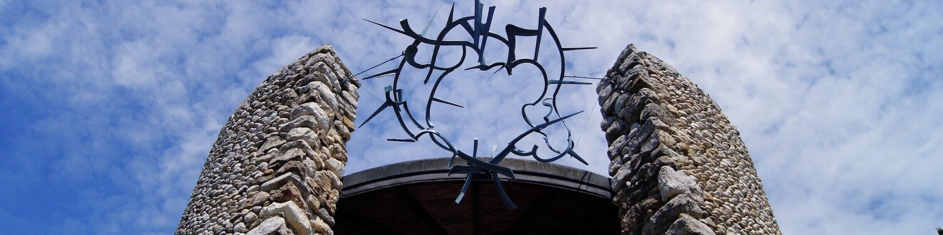 Situado a cerca de 15 Km de Munique, Dachau é facilmente alcançado por trem numa viagem de cerca de 20 minutos. Na chegada há ônibus que deixam o visitante na entrada do campo. Os pontos altos da visita são os alojamentos, os fornos crematórios, as salas de gás e o museu. Visita triste mas obrigatória.
#Dachau