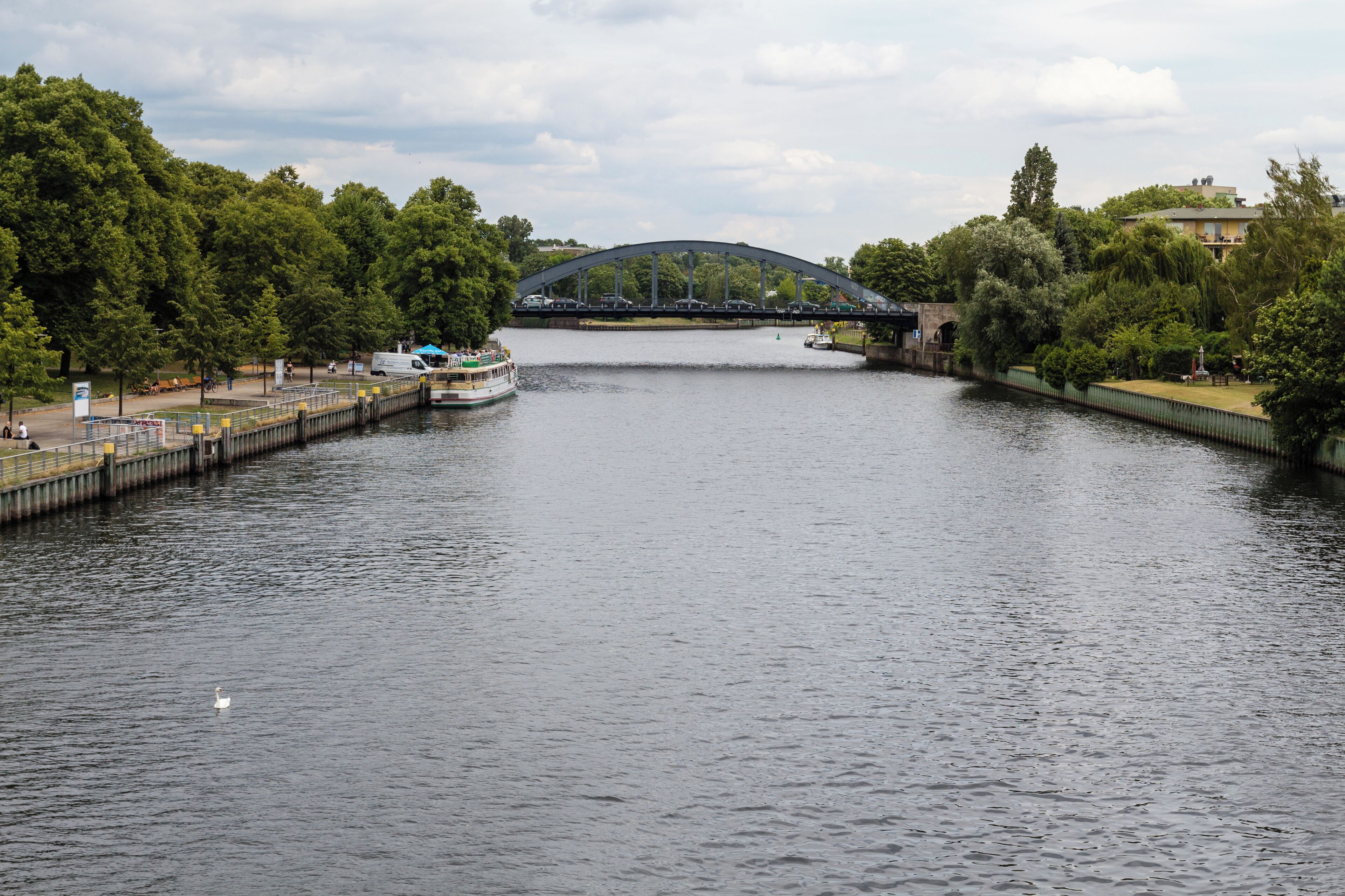Havel in Berlin-Spandau, Blick von der Eisenbahnbrücke Richtung Norden. Im Hintergrund die Charlottenbrücke.