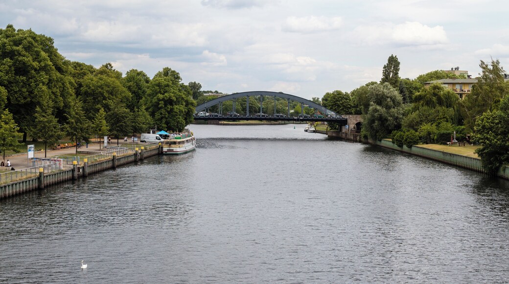 Havel in Berlin-Spandau, Blick von der Eisenbahnbrücke Richtung Norden. Im Hintergrund die Charlottenbrücke.