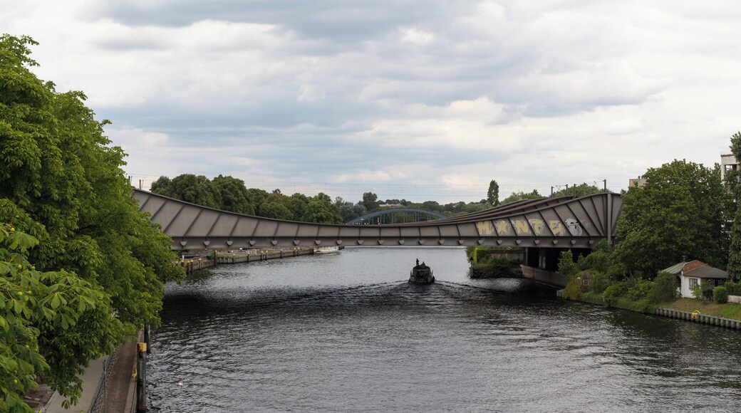 Eisenbahnbrücke über die Havel in Berlin-Spandau.