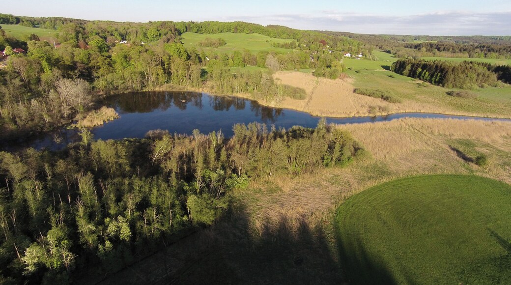 Die Würm im Naturschutzgebiet „Leutstettener Moos“ (NSG-00228.01); Endmoränen des Würmsee-Zungenbeckens (Geotop 188R009).