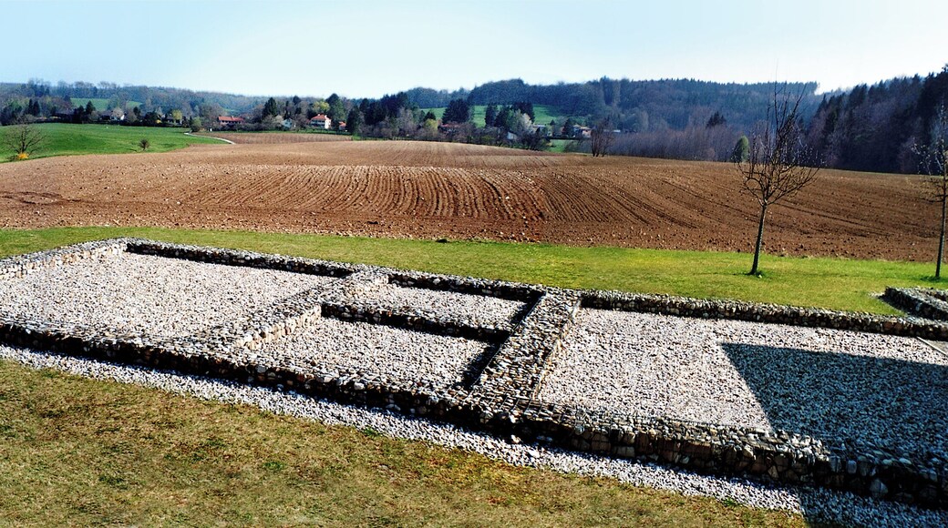 Außenbereich der Villa Rustica in Leutstetten, Landkreis Starnberg, Oberbayern. Im Hintergrund das Dorf Leutstetten. Der Grundriß ganz links gehörte zu einem Keller.