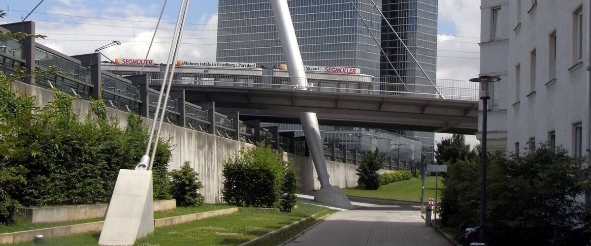 München, Brücke über die Schenkendorfstraße mit Straßenbahnzug der Linie 23.