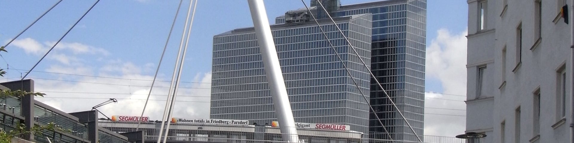 München, Brücke über die Schenkendorfstraße mit Straßenbahnzug der Linie 23.