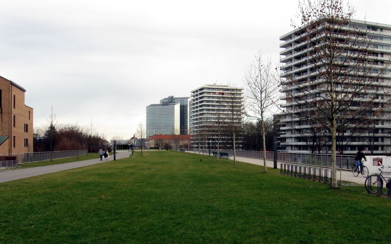 Petuelpark in Munich (Bavarian, Germany) near “Fontänenplatz” eastwards with the building “Münchner Tor” in the background.