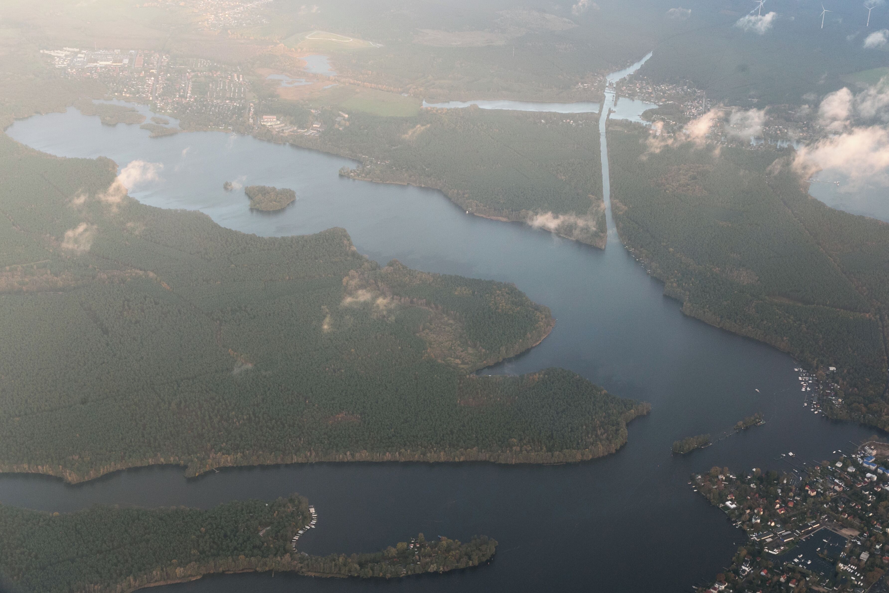Vue aérienne du Seddinsee dans le Land de Berlin lors d'un vol entre CDG et TXL.