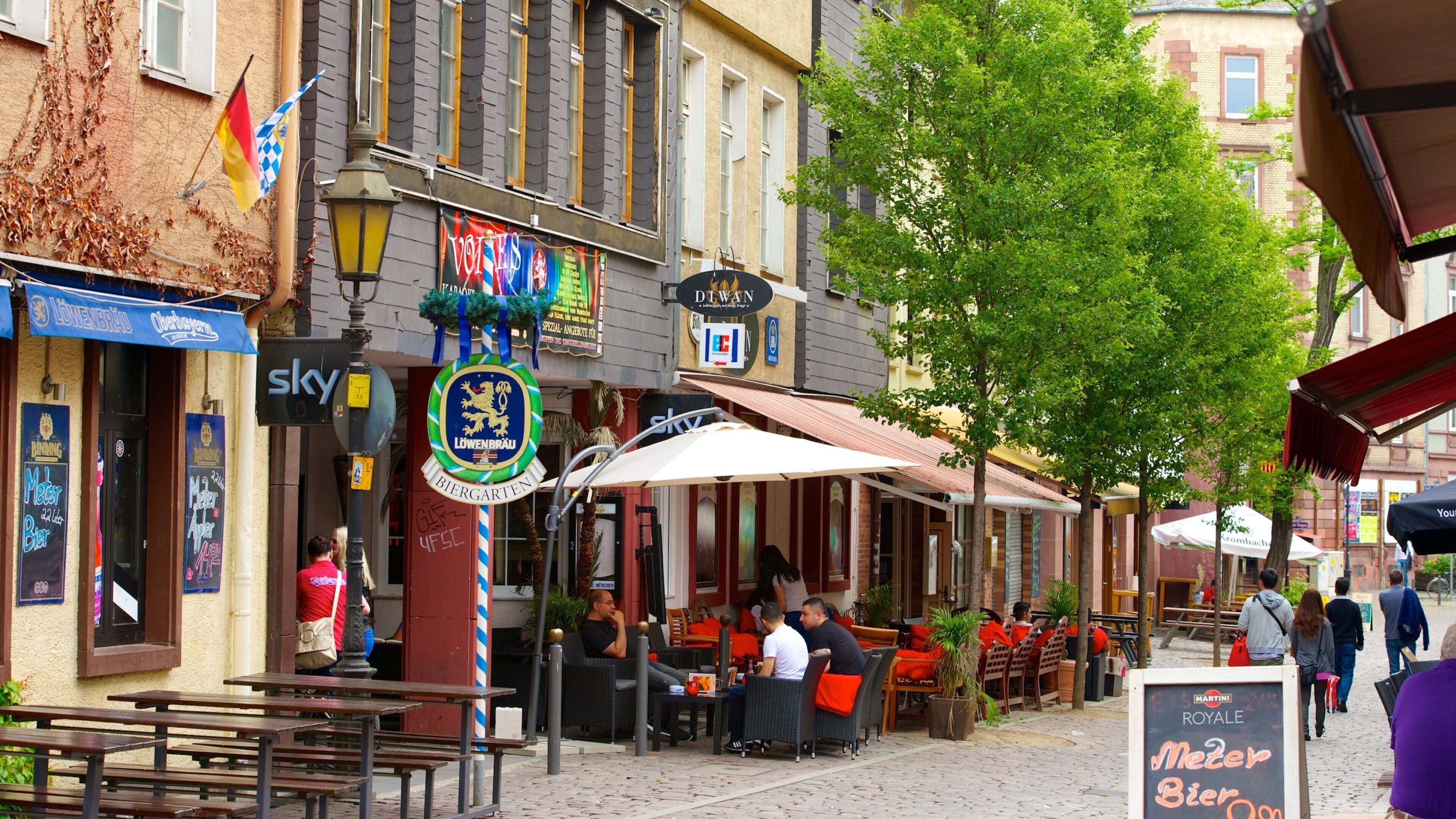 Sachsenhausen som visar skyltar, al fresco-restauranger och gatuliv