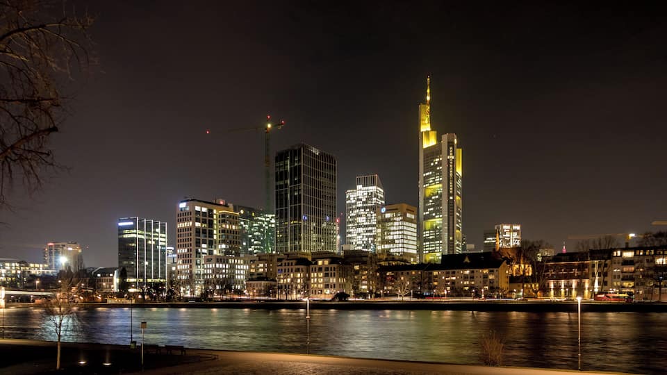 Die Skyline von Frankfurt bei Nacht