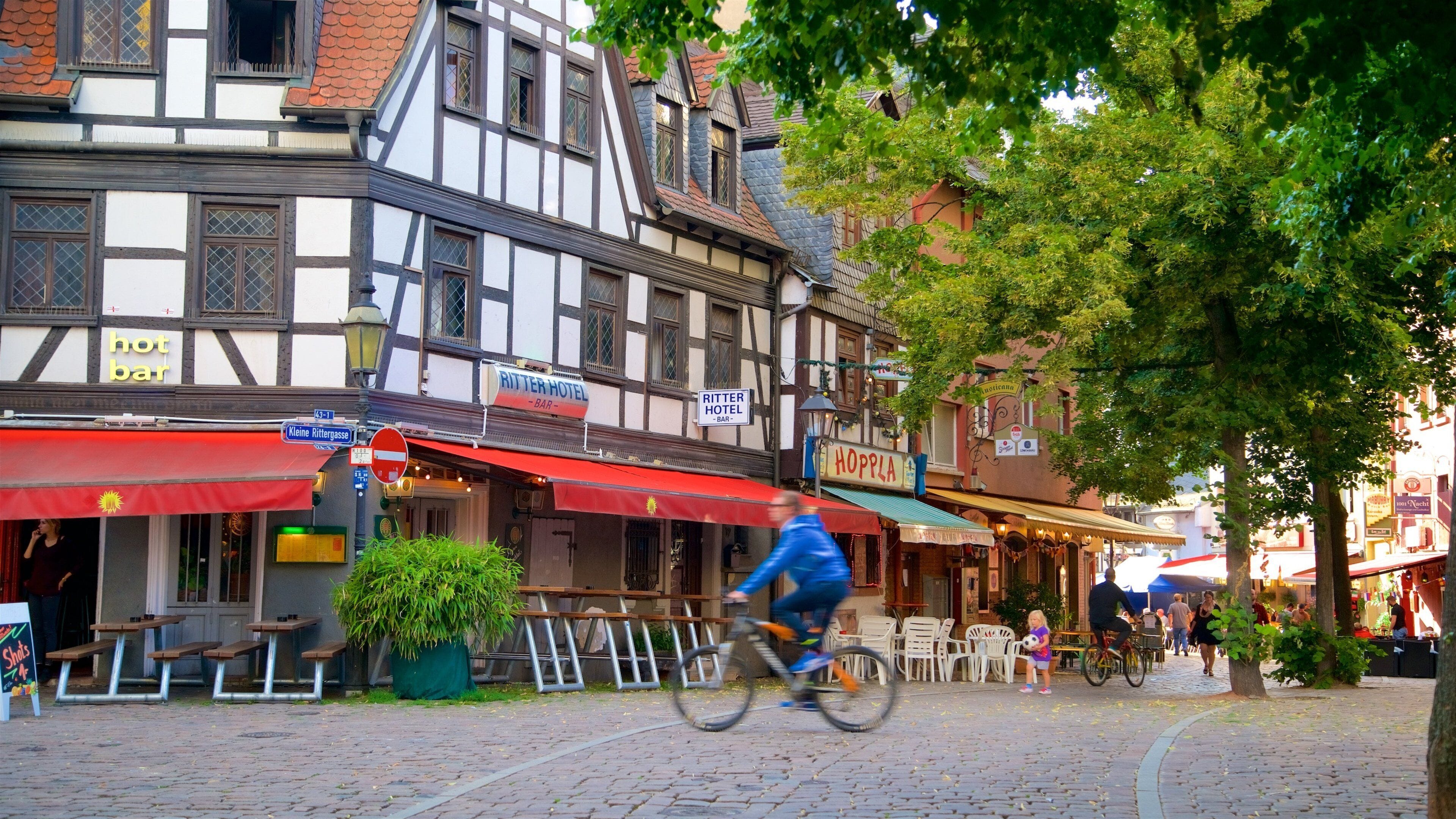 Sachsenhausen showing road cycling and heritage elements