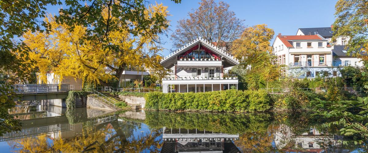 Brentanohaus an der Nidda in Rödelheim im Brentanopark in Frankfurt am Main mit herbstlichen Bäumen