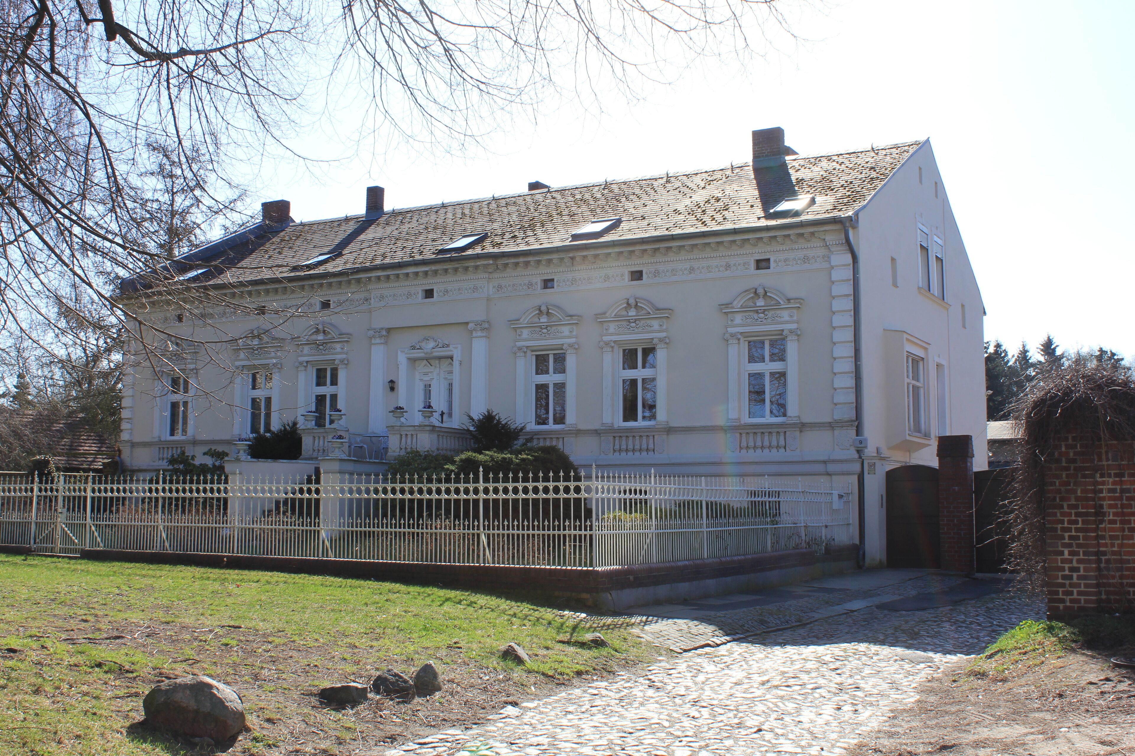 This file was uploaded with Commonist. Bauernhof Rabe Wohnhaus mit Vorgarteneinfriedung, 1896 von Carl Sott