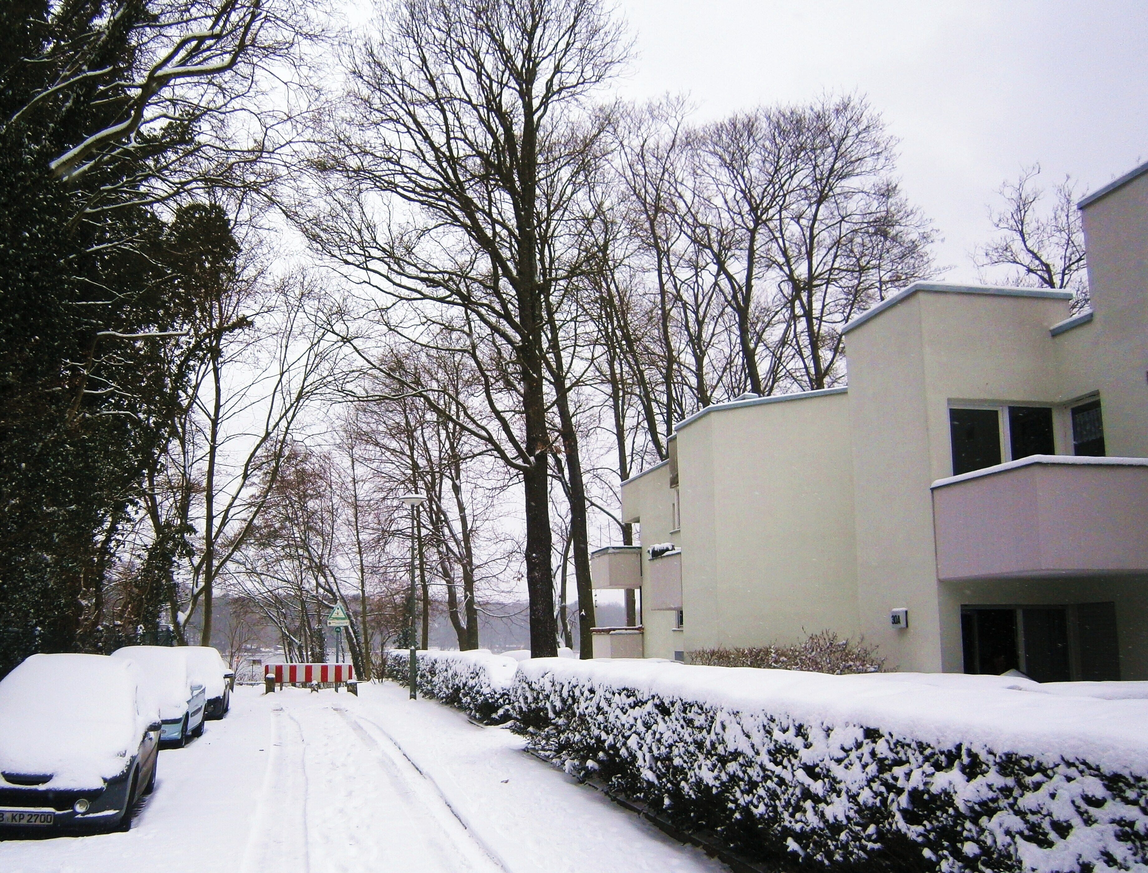 Schwarzspechtweg ist eine Straße im Ortsteil Berlin-Konradshöhe (hier Blickrichtung West)