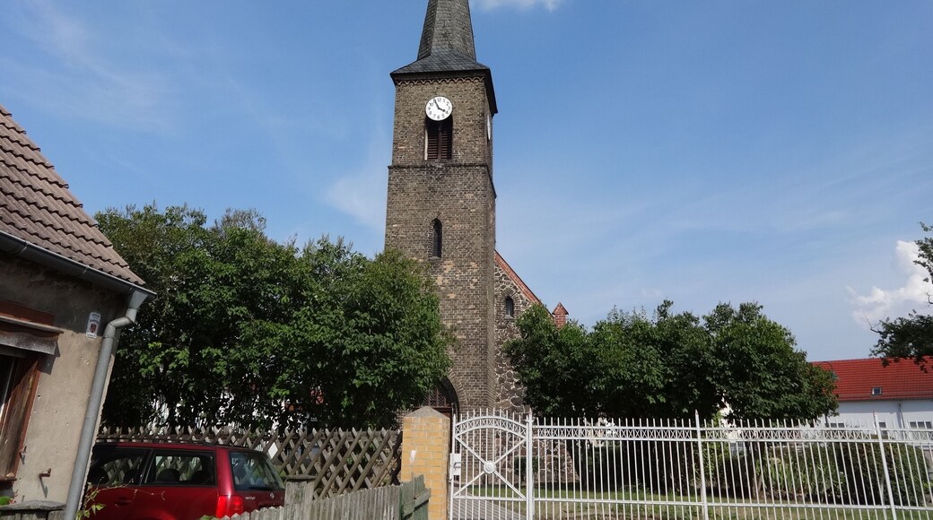 Dorfkirche in Hennickendorf, ein Ortsteil von Rüdersdorf bei Berlin. Errichtet vermutlich im 14. oder 15. Jahrhundert vermutlich als Wehrkirche. 1863 erheblich umgebaut.