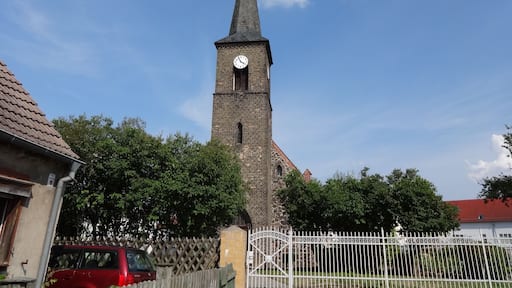 Dorfkirche in Hennickendorf, ein Ortsteil von Rüdersdorf bei Berlin. Errichtet vermutlich im 14. oder 15. Jahrhundert vermutlich als Wehrkirche. 1863 erheblich umgebaut.