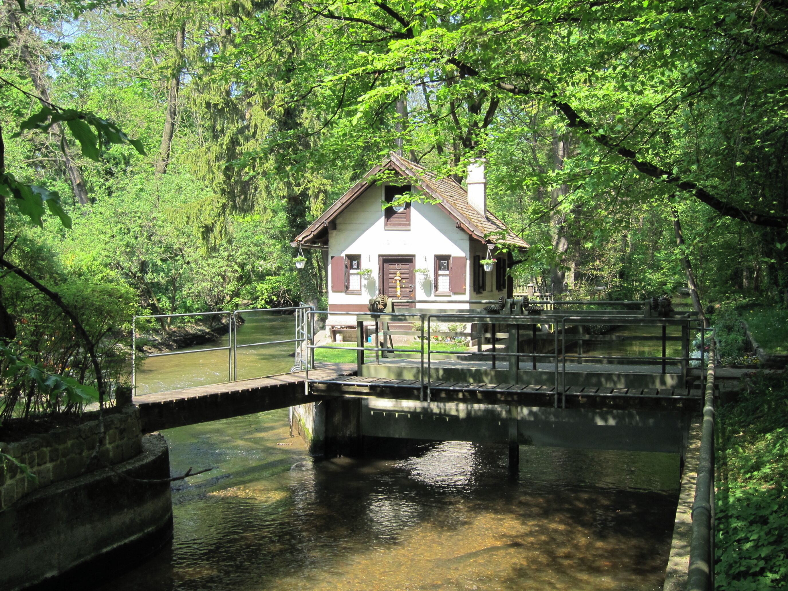Regulierungswehr, Schleusenwärterhäuschen