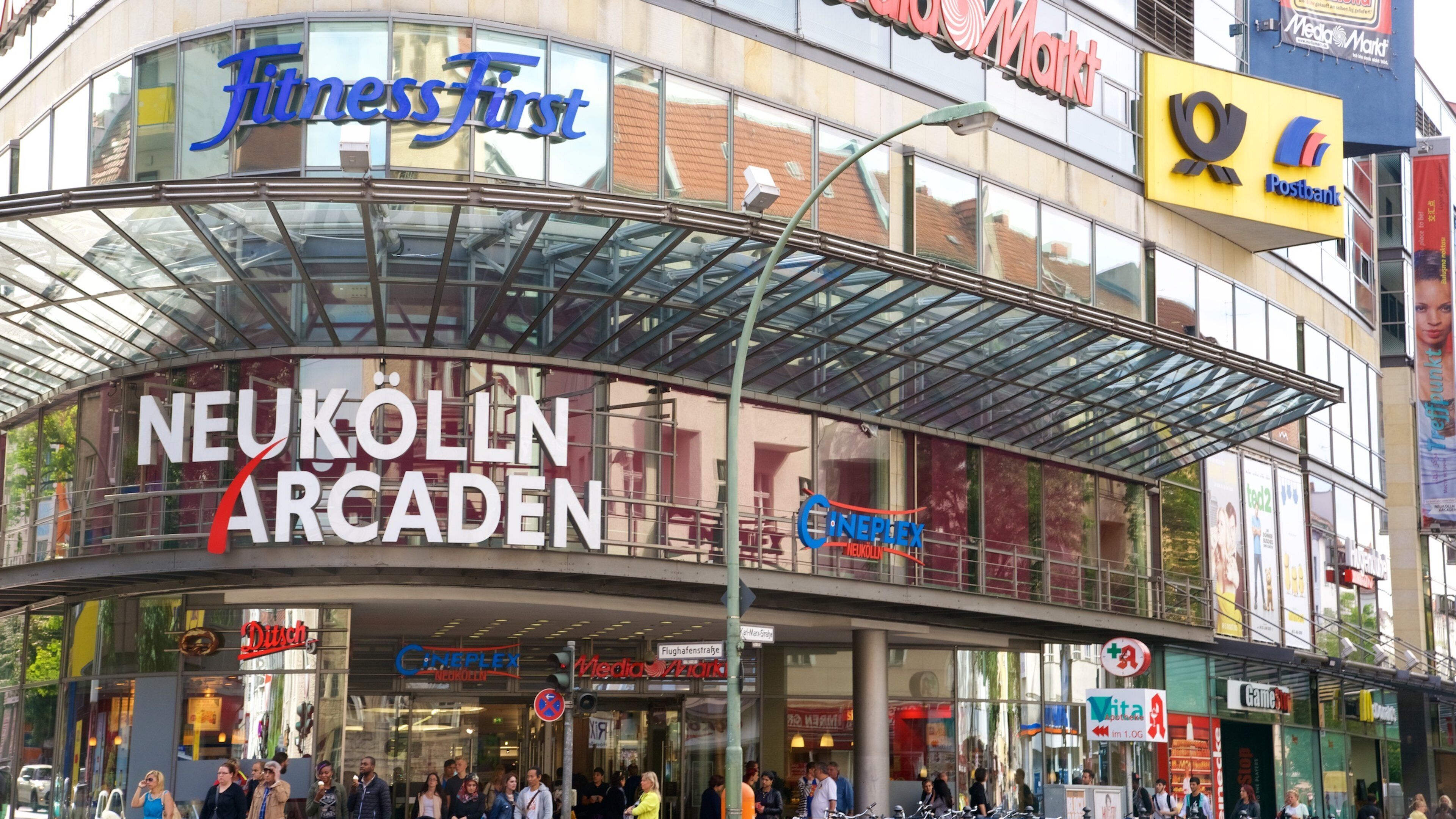 Neukoelln showing street scenes and shopping