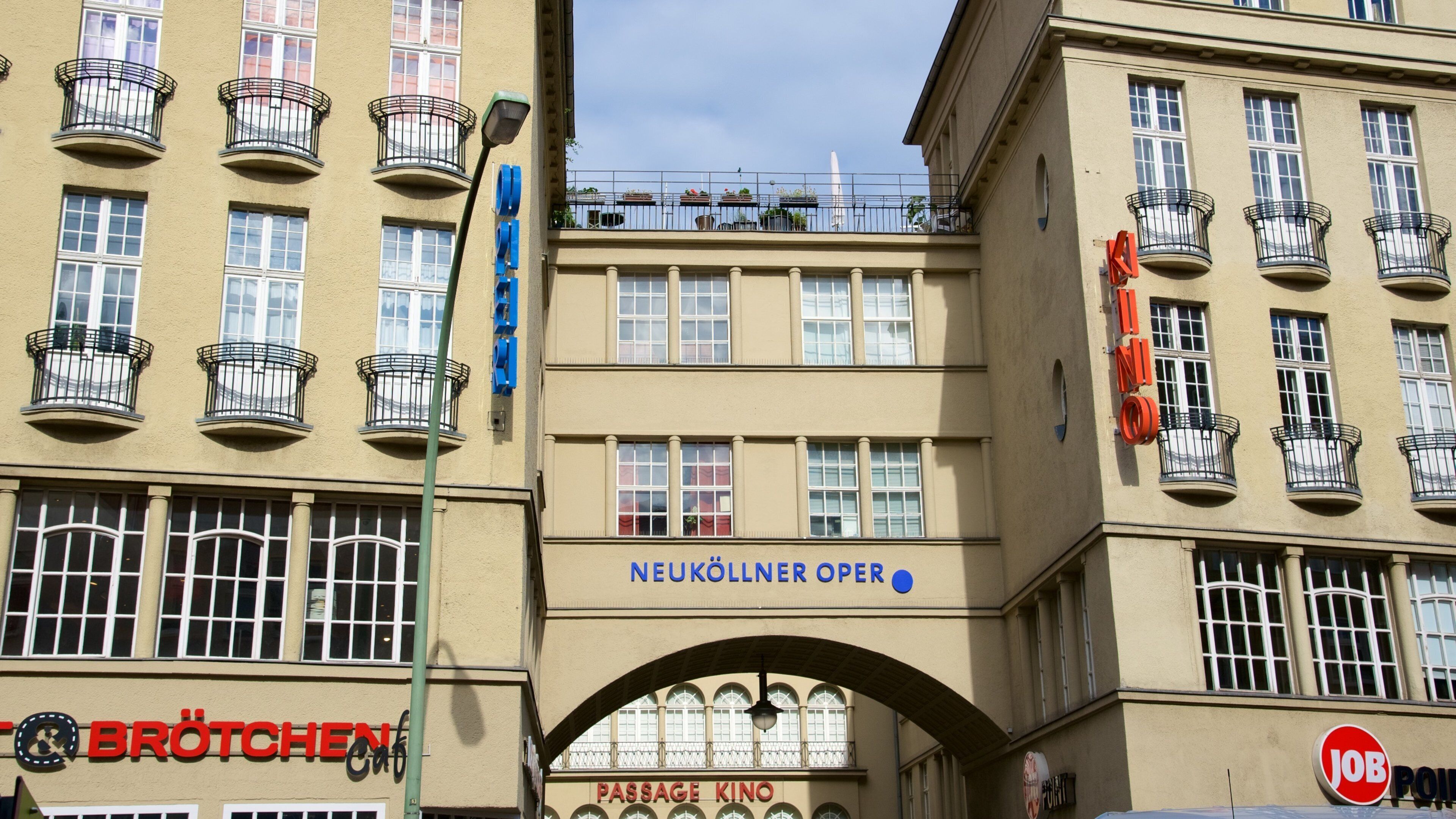 Neukoelln showing street scenes and a city