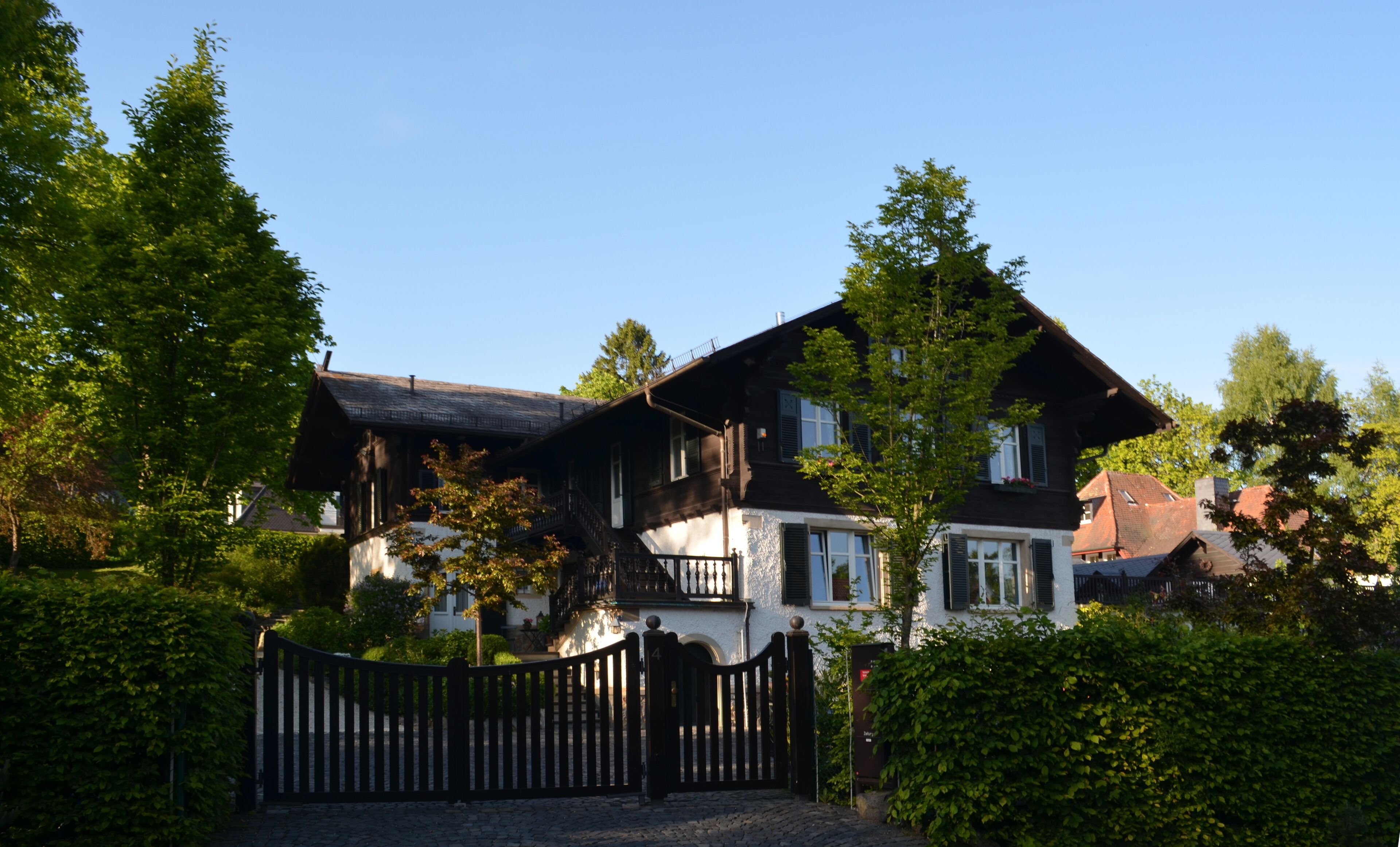 Königstein, Rombergweg 4. Elf Jahre lang von 1927 bis 1938 bewohnte die Familie Hermann Wronker (* 5. August 1867 im Wartheland; † 1942 im KZ Auschwitz zusammen mit seiner Frau Ida) diese 1899 für Kommerzienrat Heinrich Karl Ferdinand Gottlob Flinsch (1839–1921), Inhaber der damaligen Weltfirma Schriftgiesserei Flinsch und 25 Jahre Stadtrat der Stadt Frankfurt am Main errichtete Sommervilla unterhalb des Rombergs am Rombergweg in Königstein im Taunus. Der jüdische Unternehmer Hermann Wronker, ein Neffe der Gebrüder Leonhard und Oscar Tietz, war ein legendärer deutscher jüdischer Warenhaus-Unternehmer und Begründer der Warenhauskette Wronker. Kaufhaus Wronker war die populäre Bezeichnung für die Warenhäuser der Hermann Wronker AG. „Flaggschiff“ des Unternehmens war das berühmte, 1944 durch Luftangriffe zerstörte Warenhaus auf der Zeil in Frankfurt am Main.