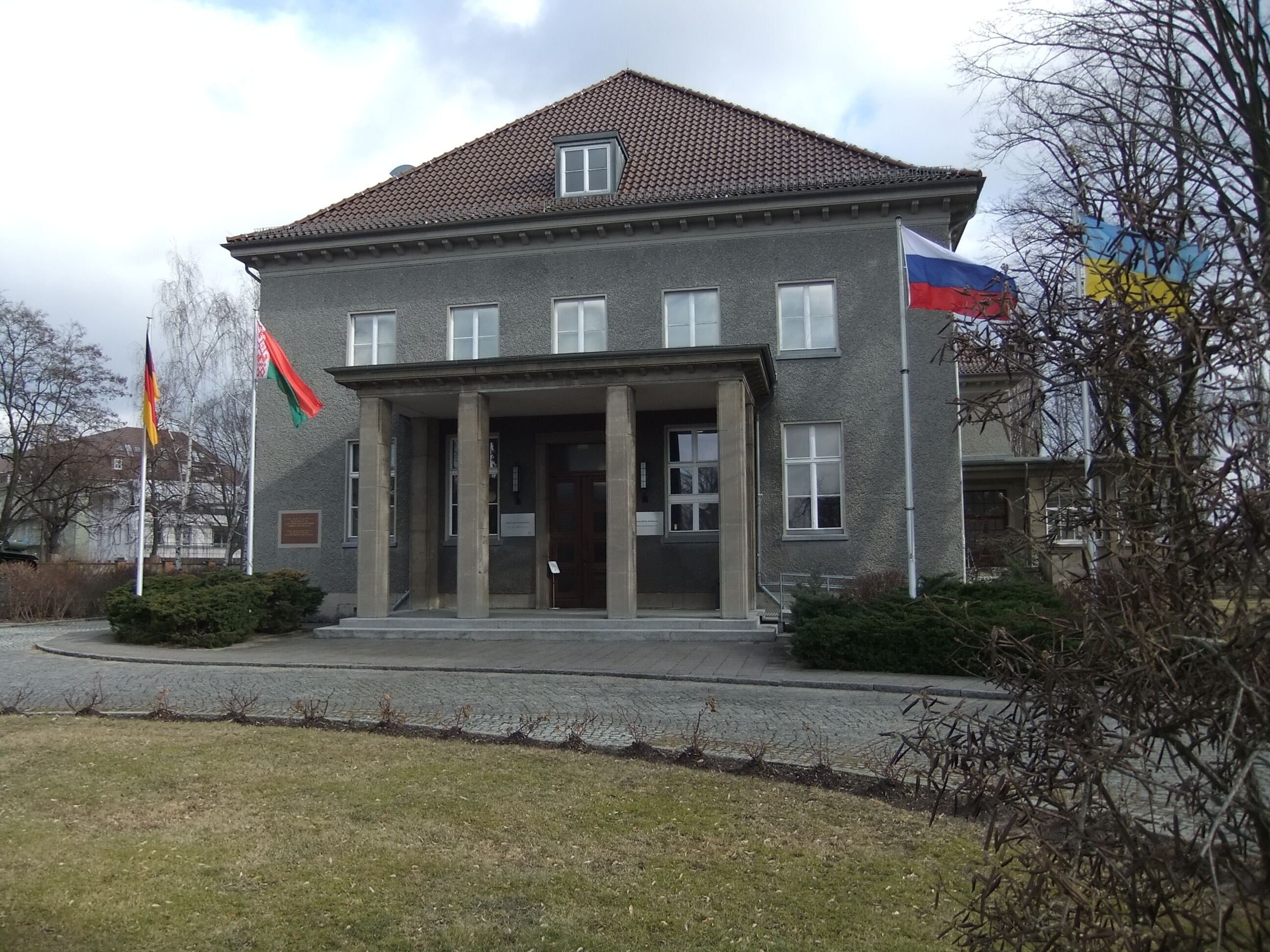 Denkmalliste Berlin OBJ-Dok-Nr.: 09040109 – Berlin Karlshorst Zwieseler Straße 4, Deutsch-russisches Museum Berlin-Karlshorst, ehem. Offizierskasino, 1936-37; 1945-94 Militärobjekt 9 der sowjetischen Besatzungsmacht (Baudenkmal, Bestandteil des Ensembles Zwieseler Straße 4, 10/50, ehem. Pionierschule I, Denkmalliste Berlin OBJ-Dok-Nr.: 09040108) Rheinsteinstraße