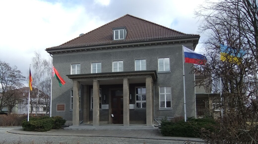 Denkmalliste Berlin OBJ-Dok-Nr.: 09040109 – Berlin Karlshorst Zwieseler Straße 4, Deutsch-russisches Museum Berlin-Karlshorst, ehem. Offizierskasino, 1936-37; 1945-94 Militärobjekt 9 der sowjetischen Besatzungsmacht (Baudenkmal, Bestandteil des Ensembles Zwieseler Straße 4, 10/50, ehem. Pionierschule I, Denkmalliste Berlin OBJ-Dok-Nr.: 09040108) Rheinsteinstraße