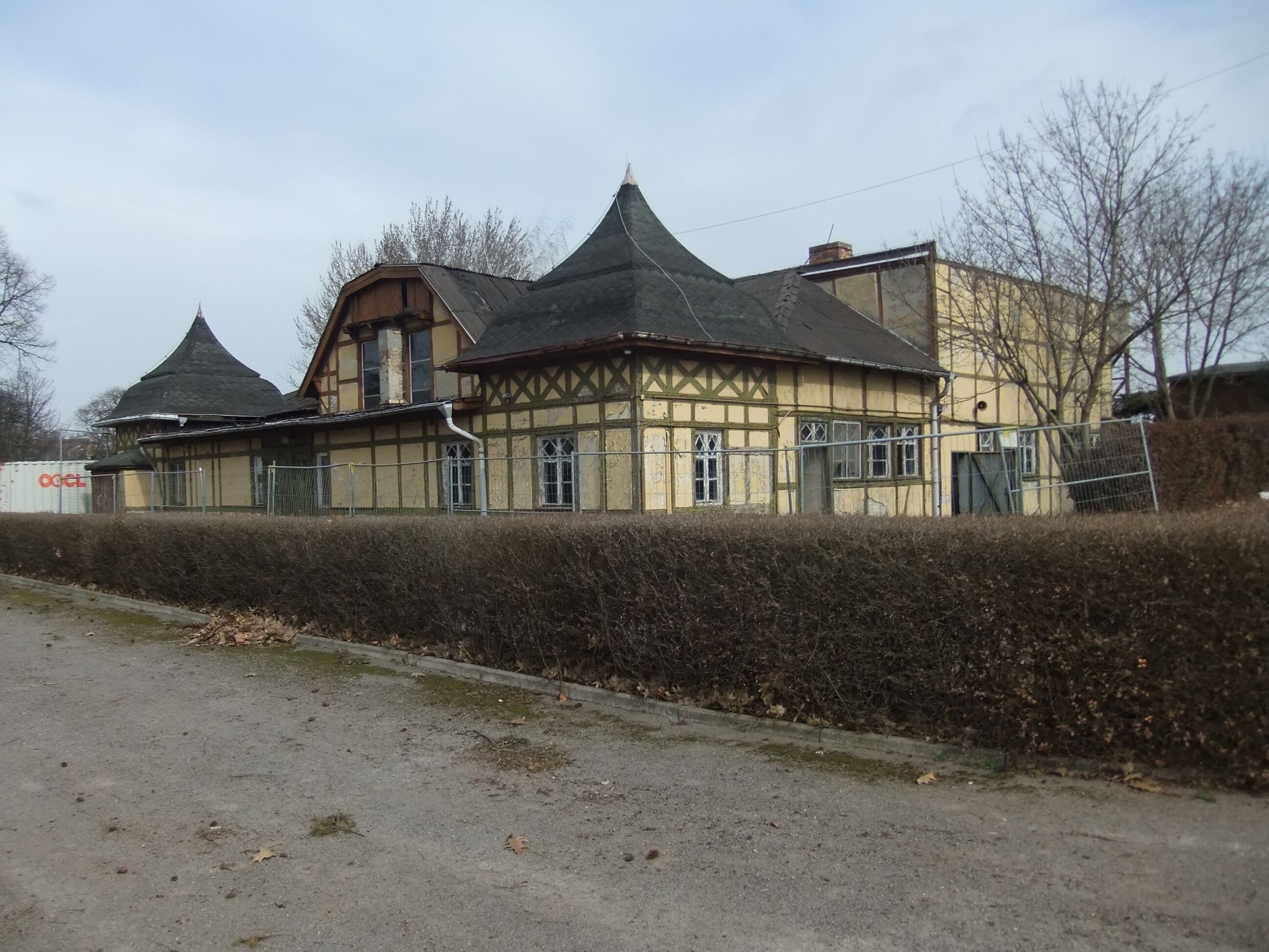 Denkmalliste Berlin OBJ-Dok-Nr .: 09085120 – Berlin Karlshorst Treskowallee 119/159, Waagegebäude mit Tribüne auf der Trabrennbahn Karlshorst, 1894 von Johannes Lange (Baudenkmal, Bestandteil des Ensembles Treskowallee 119/159, Trabrennbahn Karlshorst, 1893-94 von Johannes Lange, Martin Haller und R. Jürgens, Umbau und Erweiterung 1911-12 und 1935, Umgestaltung zur Trabrennbahn 1945, Denkmalliste Berlin OBJ-Dok-Nr.: 09085119)
