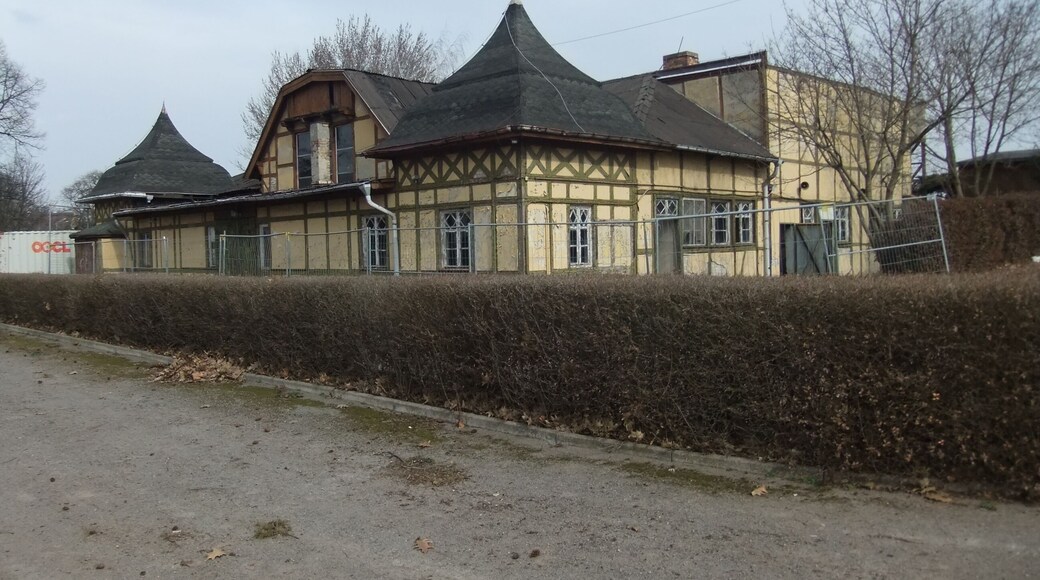 Denkmalliste Berlin OBJ-Dok-Nr .: 09085120 – Berlin Karlshorst Treskowallee 119/159, Waagegebäude mit Tribüne auf der Trabrennbahn Karlshorst, 1894 von Johannes Lange (Baudenkmal, Bestandteil des Ensembles Treskowallee 119/159, Trabrennbahn Karlshorst, 1893-94 von Johannes Lange, Martin Haller und R. Jürgens, Umbau und Erweiterung 1911-12 und 1935, Umgestaltung zur Trabrennbahn 1945, Denkmalliste Berlin OBJ-Dok-Nr.: 09085119)