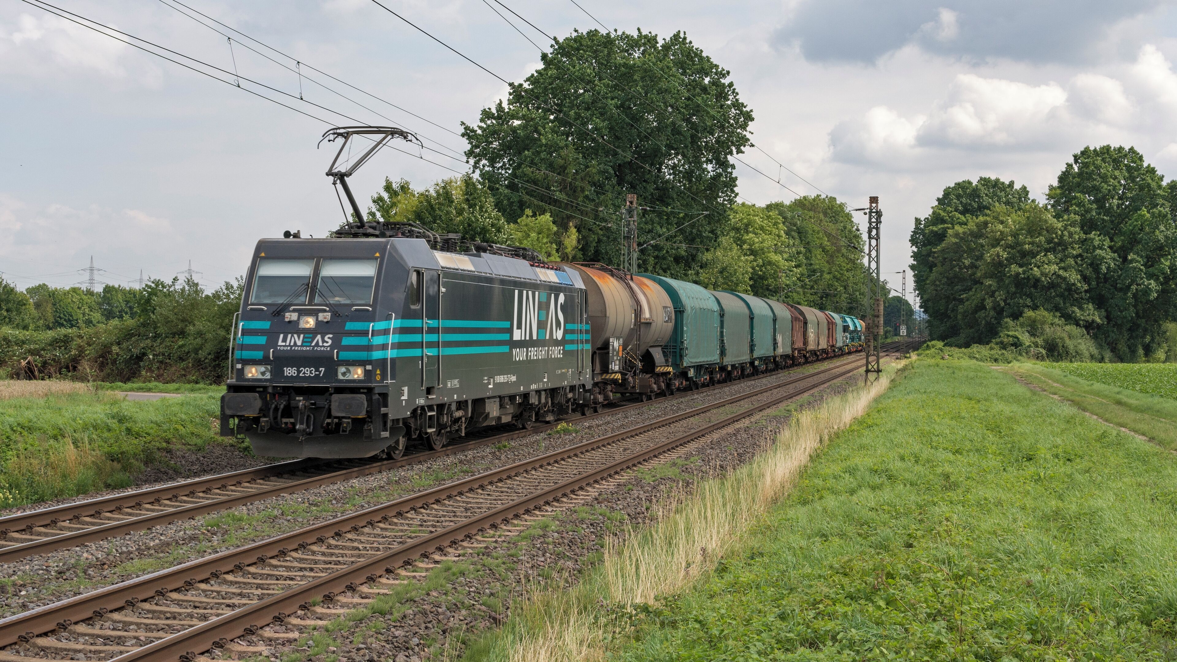 LINEAS 186 293 is met een United Cargotrein vanuit zuidelijke richting, onderweg naar Köln Gremberg