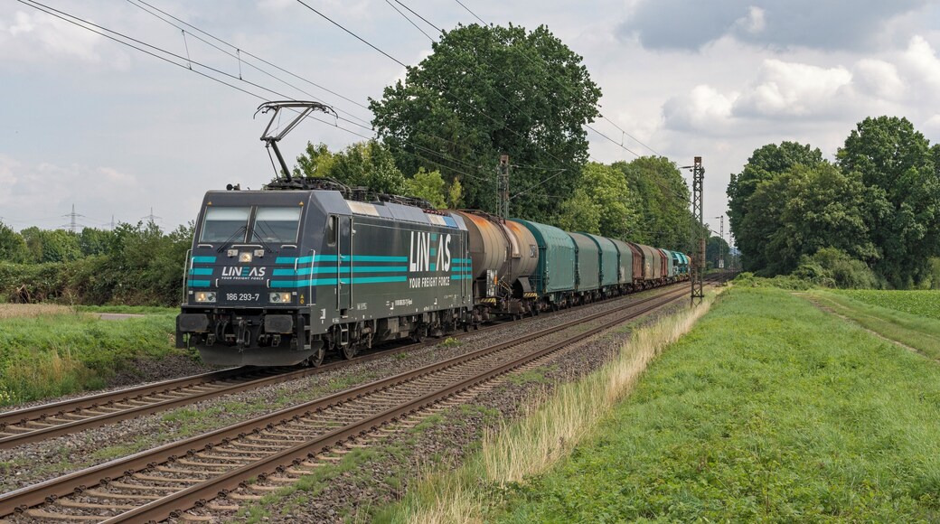 LINEAS 186 293 is met een United Cargotrein vanuit zuidelijke richting, onderweg naar Köln Gremberg