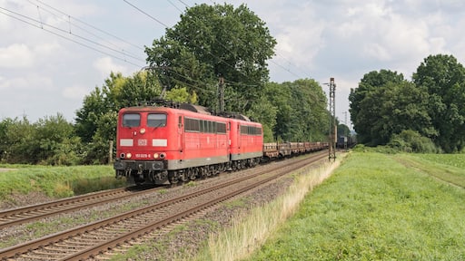 Het stoere DBC duo 151 029-151 157 komt met een lege staaltrein uit Andernach door Bornheim